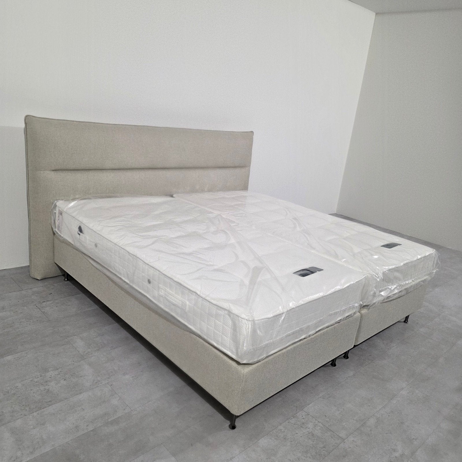 Showroom Pullman Boxspring 200x200 + Silverline Matrassen, Ophalen of Verzenden, Zo goed als nieuw, Tweepersoons
