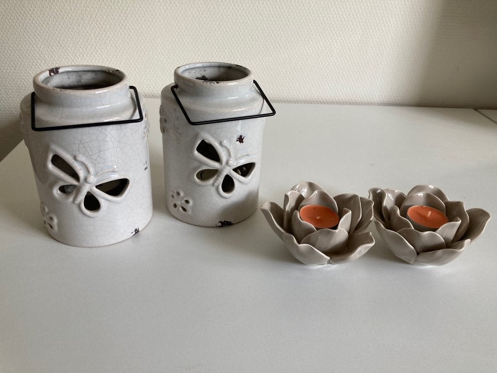 2 leuke lantaarns met vlinders  & 2 waxine bloemen, Overige materialen, Gebruikt, Beige, Ophalen of Verzenden