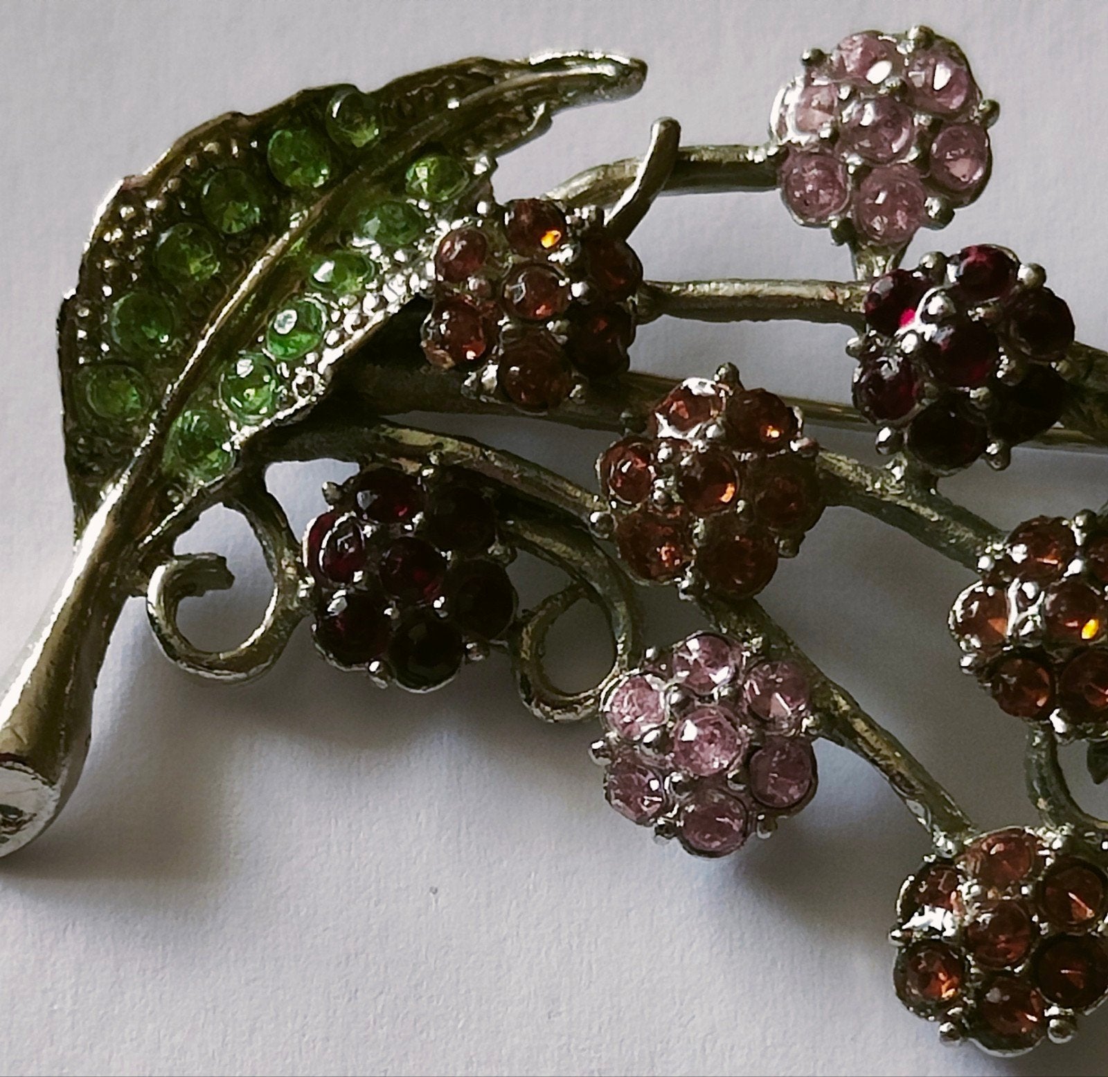 Vintage broche met rose/groen/oranje/rood strass stenen, Verzenden, Zo goed als nieuw, Groen, Overige materialen