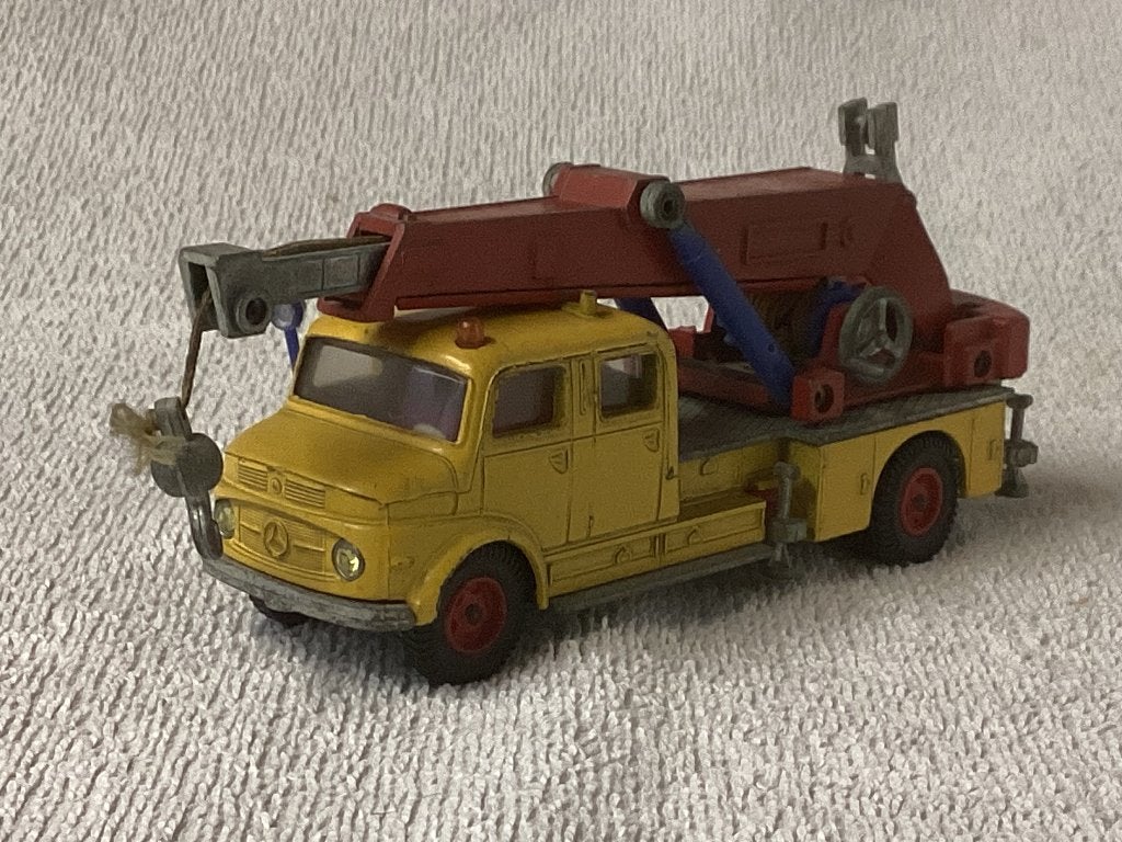 Mercedes Benz vrachtwagen met kraan, Hobby en Vrije tijd, Modelauto's | 1:50, Ophalen of Verzenden, Zo goed als nieuw, Bus of Vrachtwagen