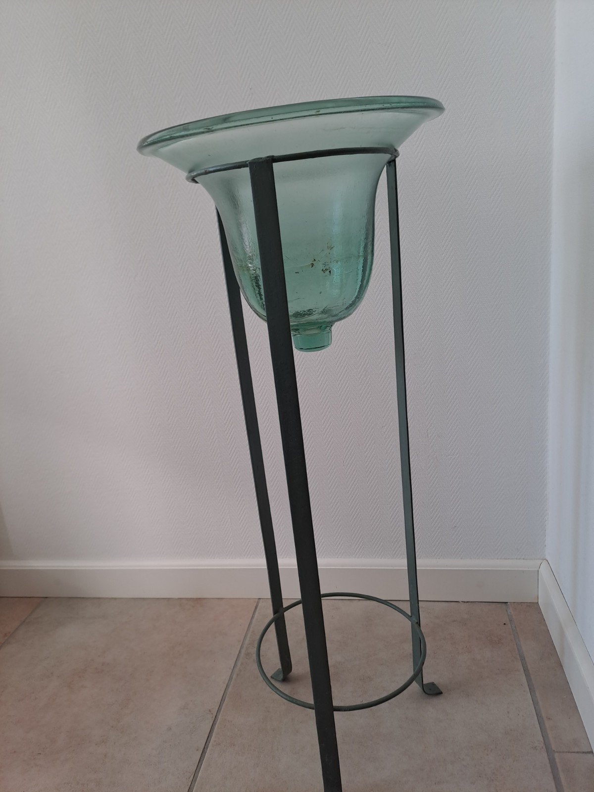 Grote glazen vaas op metalen standaard 75 x 30 cm, Ophalen