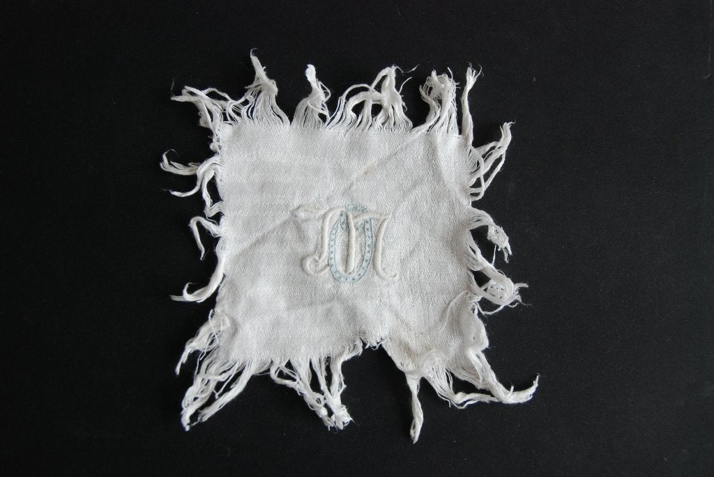 Antiek lapje met monogram stof textiel M O, Antiek en Kunst, Verzenden