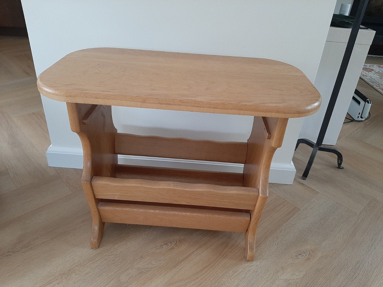 Eikenhouten krantenbak/bijzettafel, Huis en Inrichting, Ophalen, Minder dan 55 cm, Zo goed als nieuw, Rechthoekig