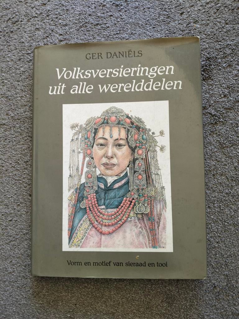 Volksversieringen uit alle werelddelen - Ger Daniëls, Ophalen of Verzenden, Gelezen, Ger Daniëls