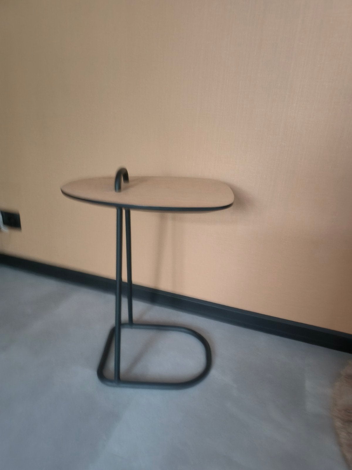 Xoon bijzet / laptop tafel, Huis en Inrichting, Tafels | Bijzettafels, Minder dan 55 cm, Zo goed als nieuw, Hout, Ophalen