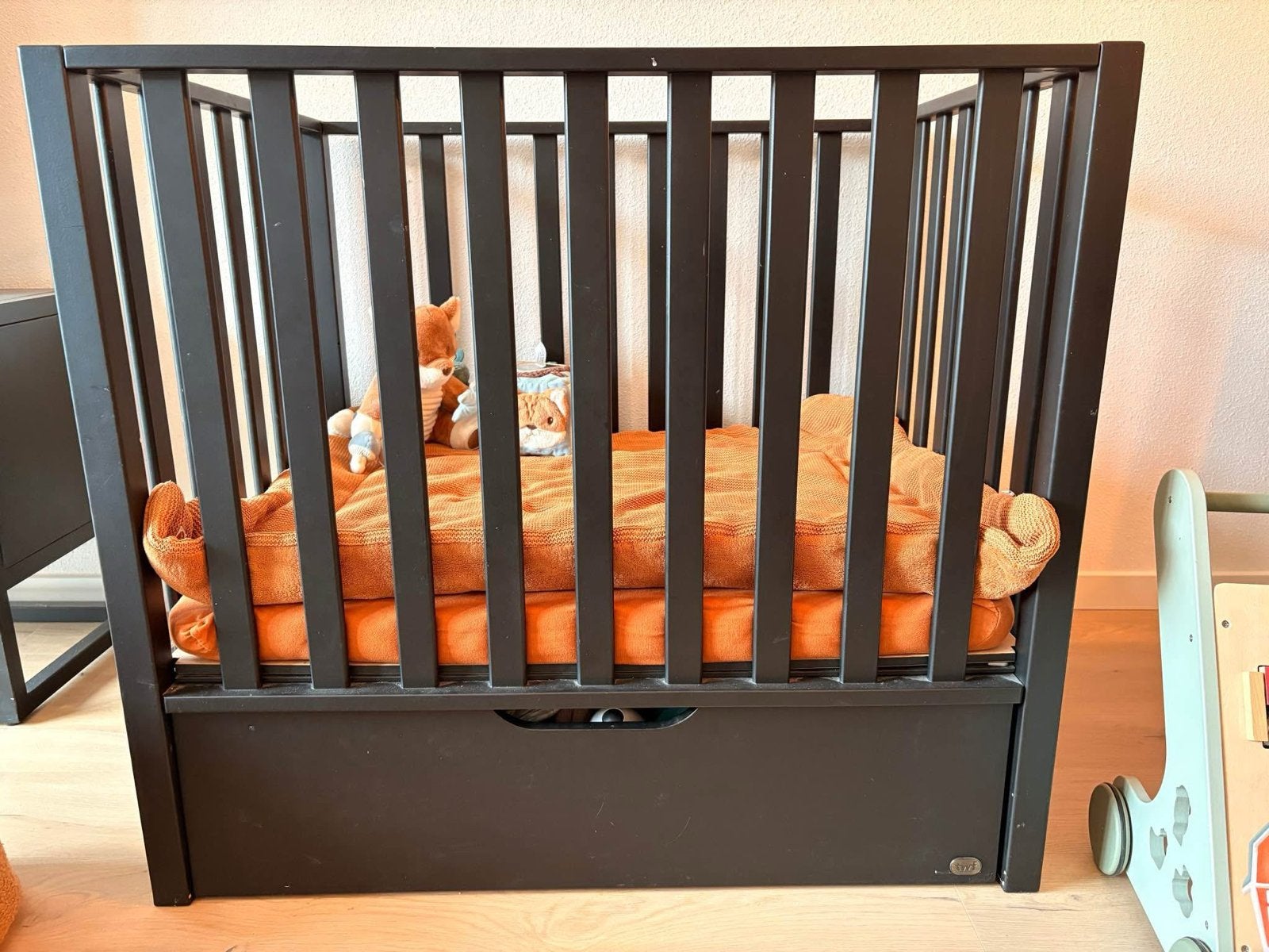 Zwarte box met lade, matras, matrashoes en boxkleed, Kinderen en Baby's, Ophalen of Verzenden, Gebruikt, Rechthoekig, In hoogte verstelbaar
