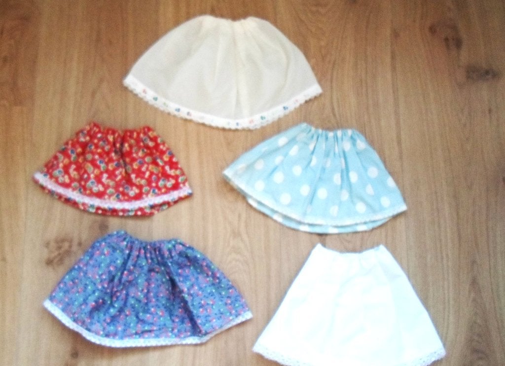 Poppenkleertjes Rokjes. Buikwijdte 30 tot 40 cm. 1 euro p.s., Verzamelen, Ophalen of Verzenden, Zo goed als nieuw, Kleertjes