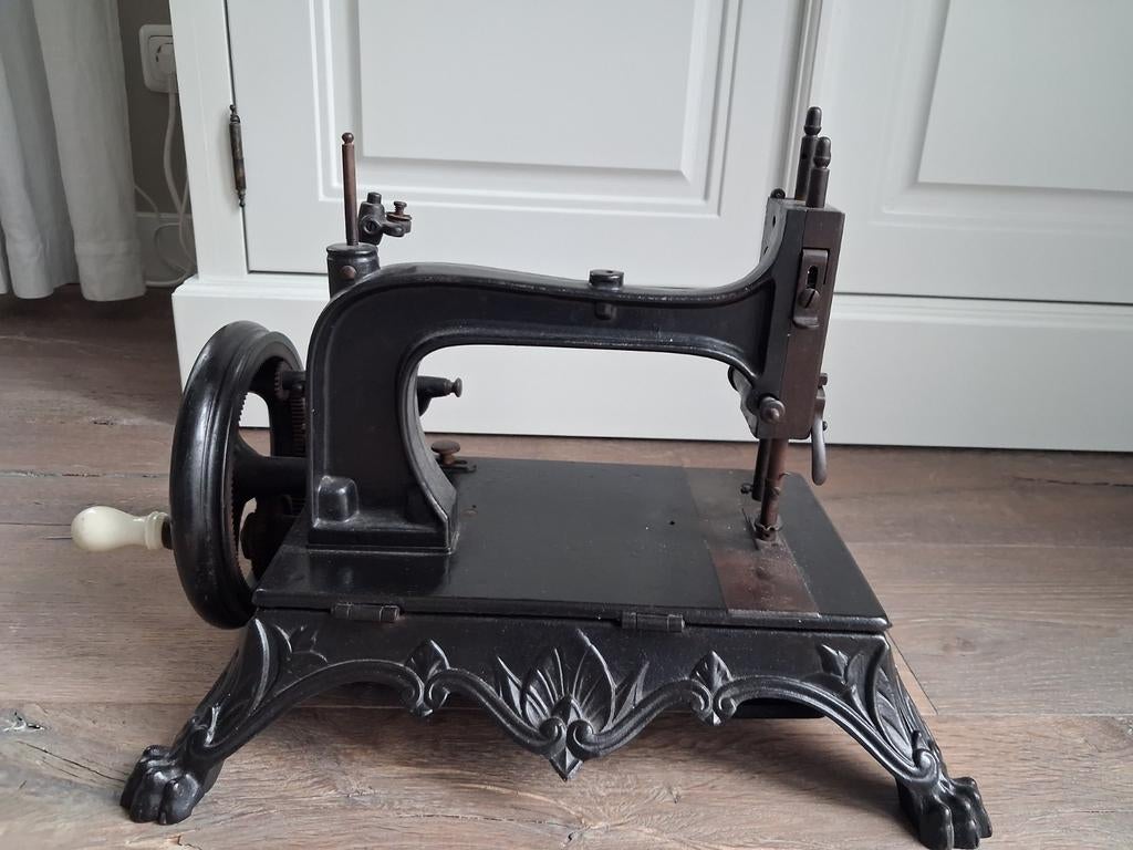 Mooie oude naaimachine, Ophalen