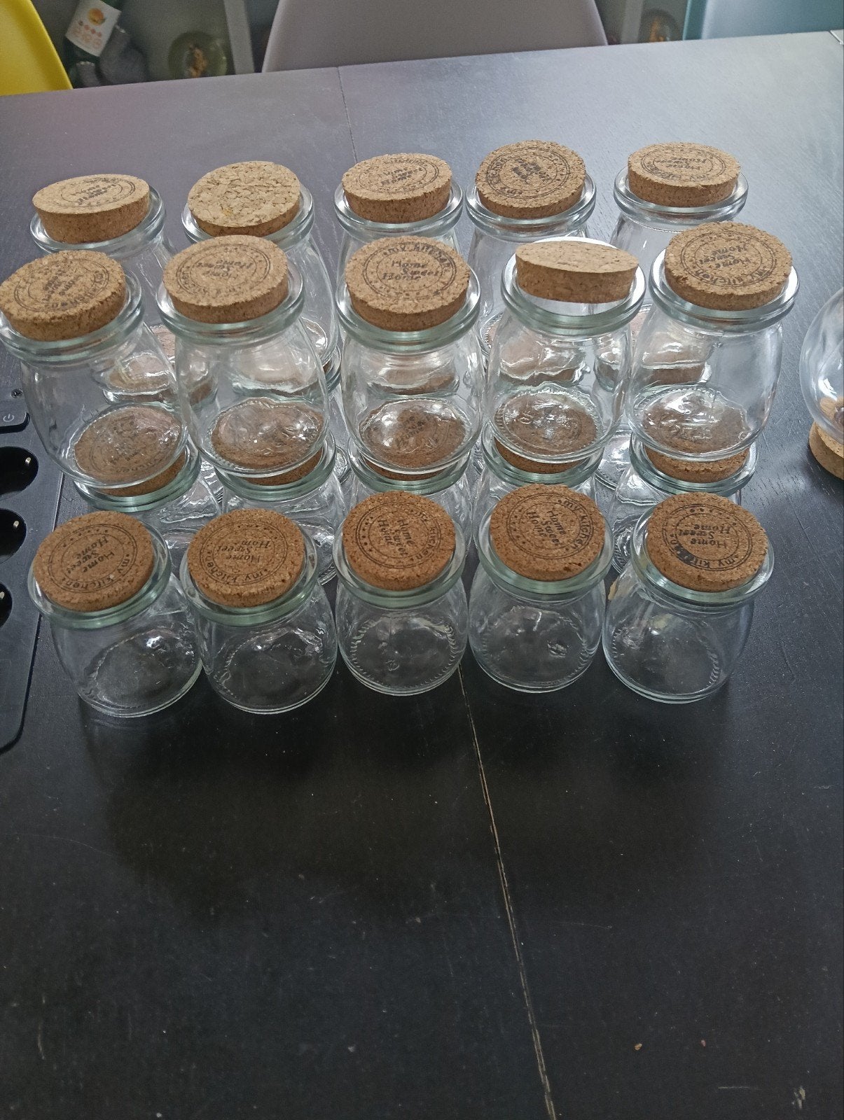 Set van 33 diverse glazen potjes met kurken dop, Ophalen