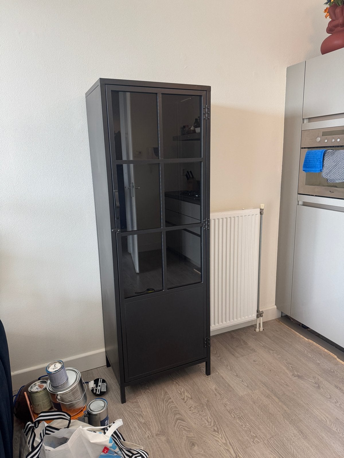 Zwarte metalen vitrinekast - 178 cm hoog, Huis en Inrichting, Kasten | Vitrinekasten, Ophalen, Gebruikt, 50 tot 100 cm, Metaal