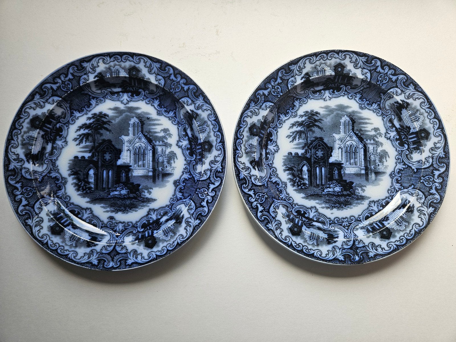 2 borden met decor Abbey, Ophalen of Verzenden