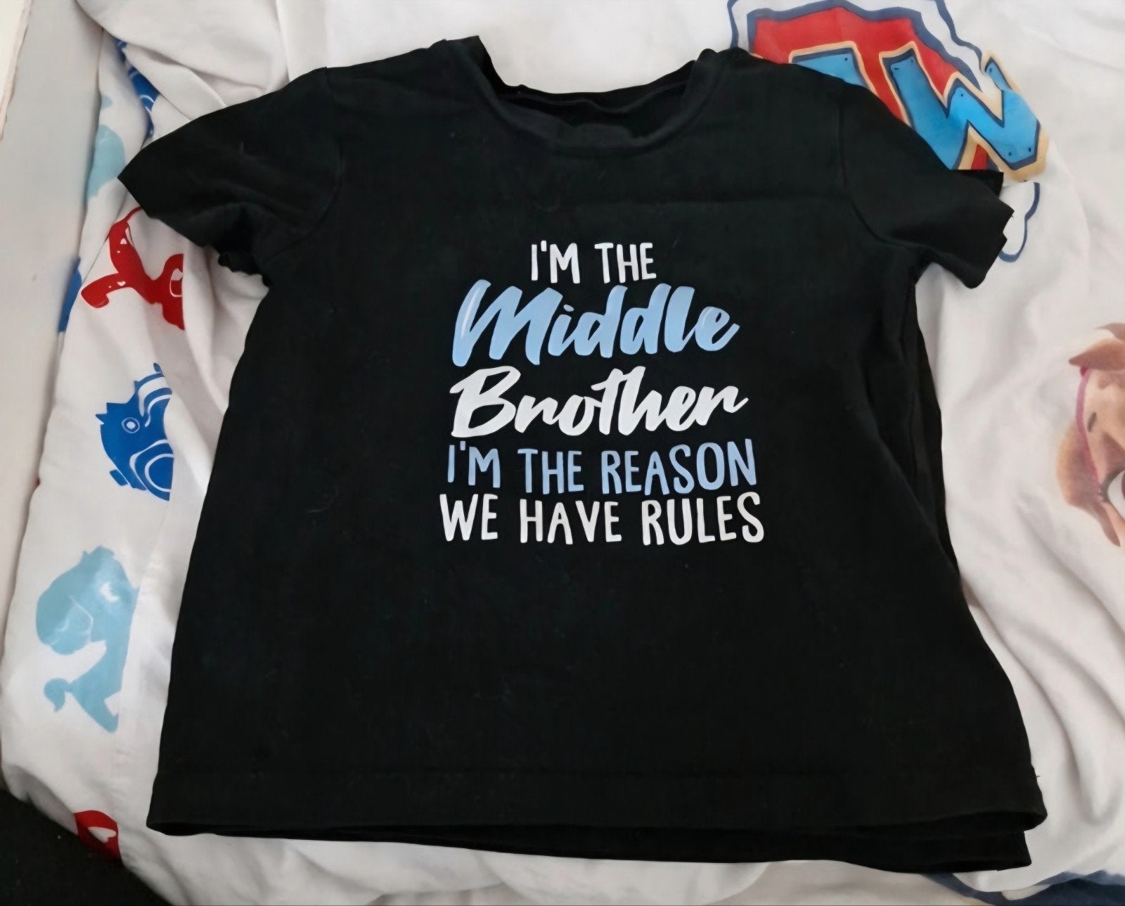 2 Kinder T-shirts - Zwart met opdruk, Kinderen en Baby's, Kinderkleding | Maat 98, Gebruikt, Ophalen of Verzenden, Shirt of Longsleeve