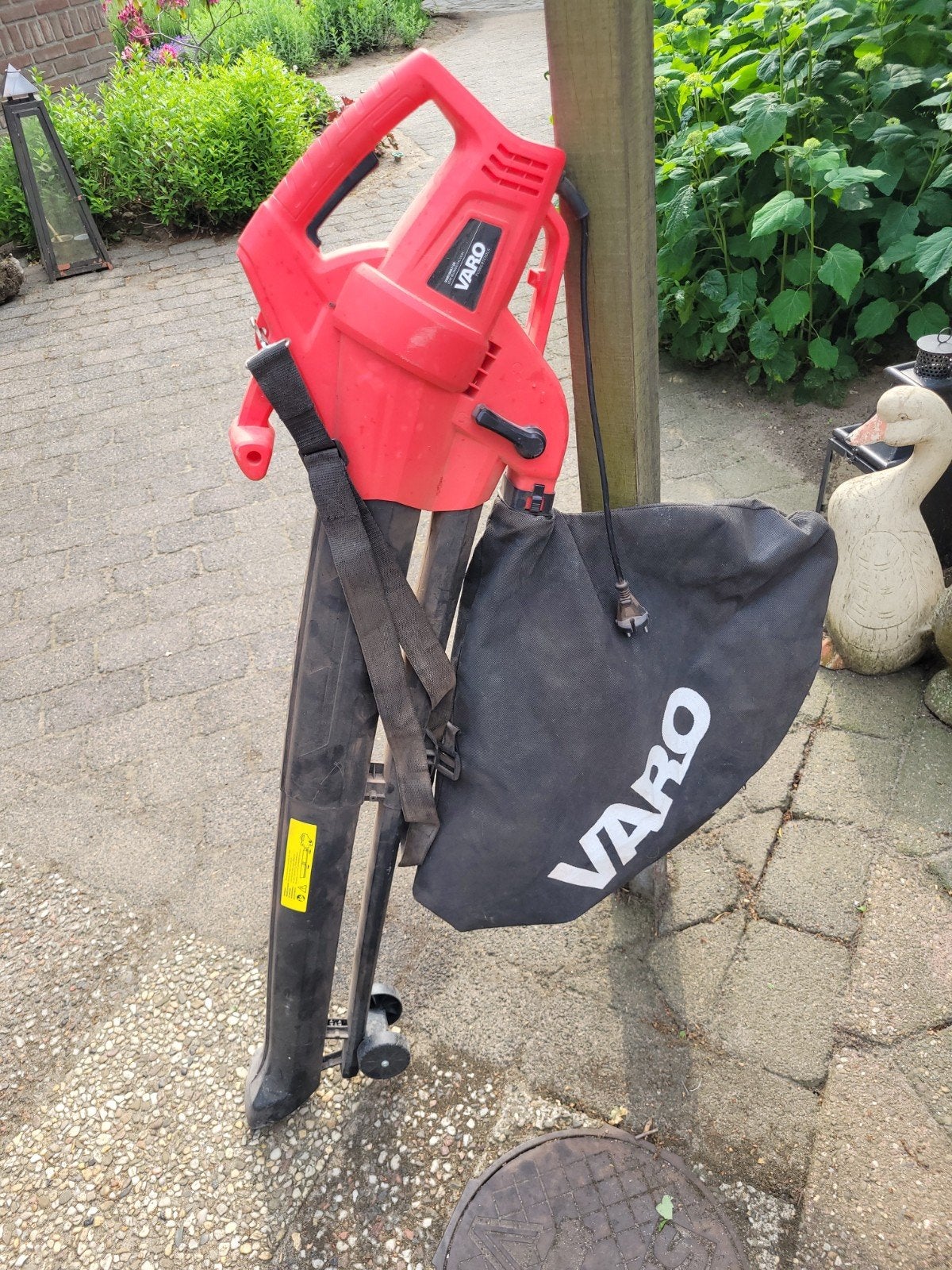 Varo Bladblazer/Bladzuiger met Opvangzak - Elektrisch, Tuin en Terras, Bladblazers, Gebruikt, Met opvangzak, Handgedragen, Ophalen of Verzenden