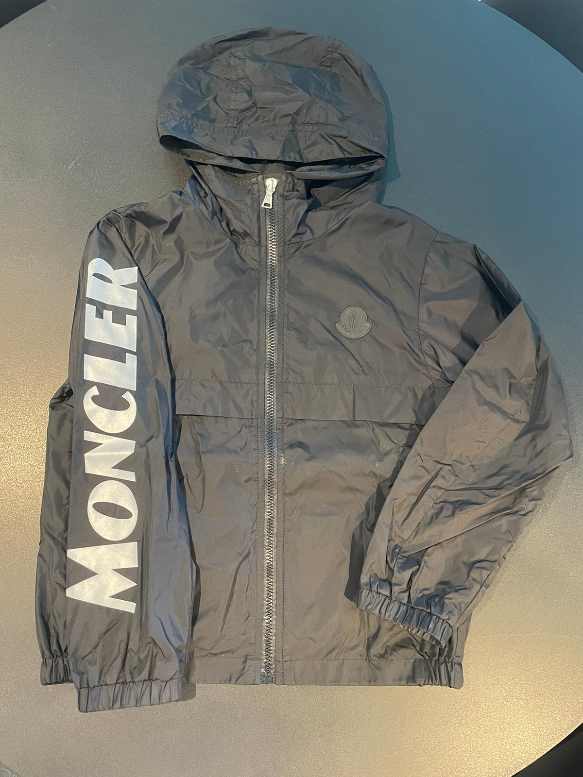 Nieuwe Moncler kids SAXOPHONE jas, maat 10A, Kinderen en Baby's, Ophalen of Verzenden, Zo goed als nieuw, Jongen of Meisje