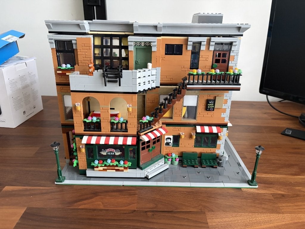 Lego MOC Sitcom Tower - Friends apartments + Central Perk, Ophalen, MOC (eigen creatie), Lego, Zo goed als nieuw