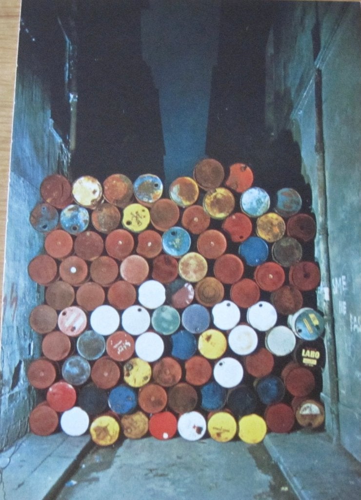 Christo - muur van olievaten - 1962 - nieuwe ansichtkaart, Verzenden, 1960 tot 1980, Ongelopen, Overige thema's
