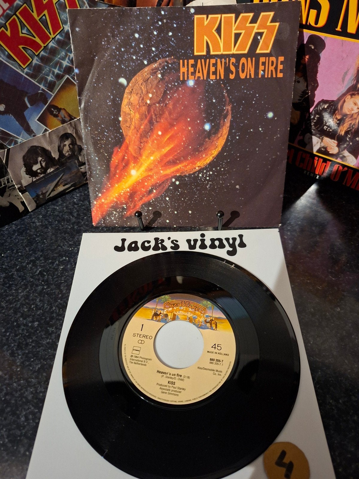 KISS - Heaven's On Fire 7 inch vinyl single  1984/4, 7 inch, Ophalen of Verzenden, Zo goed als nieuw, Beschermende buitenhoes