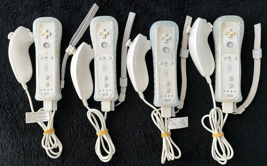 Nintendo Wii Remote Controllers Wit Met Nunchuck, Overige genres, Ophalen of Verzenden, Zo goed als nieuw, 3 spelers of meer