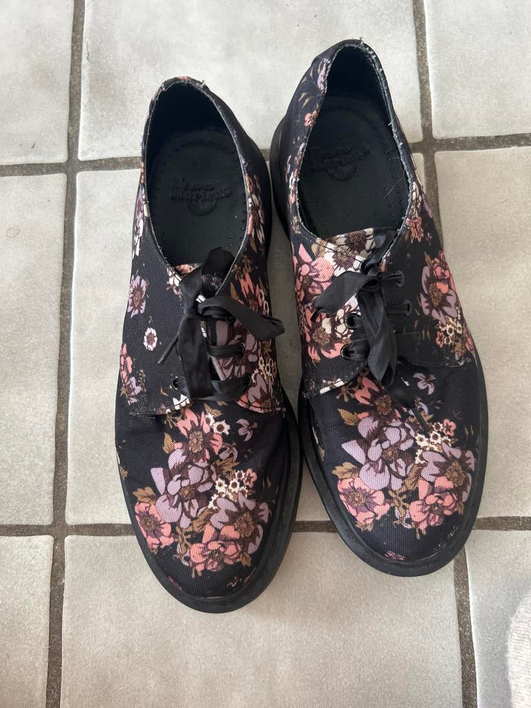 Dr. Martens bloemenprint schoenen maat 39, Kleding | Dames, Schoenen, Ophalen of Verzenden, Zo goed als nieuw, Zwart, Schoenen met lage hakken