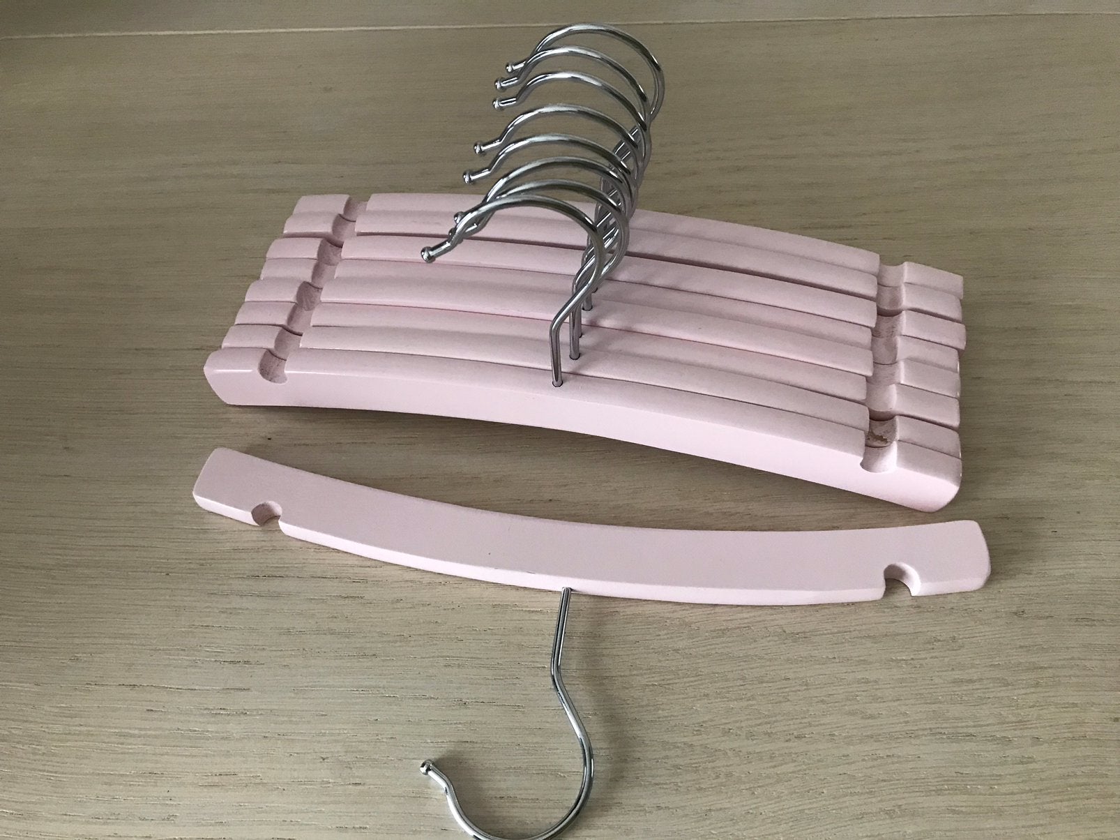 Roze houten kledinghangers, Ophalen, Zo goed als nieuw