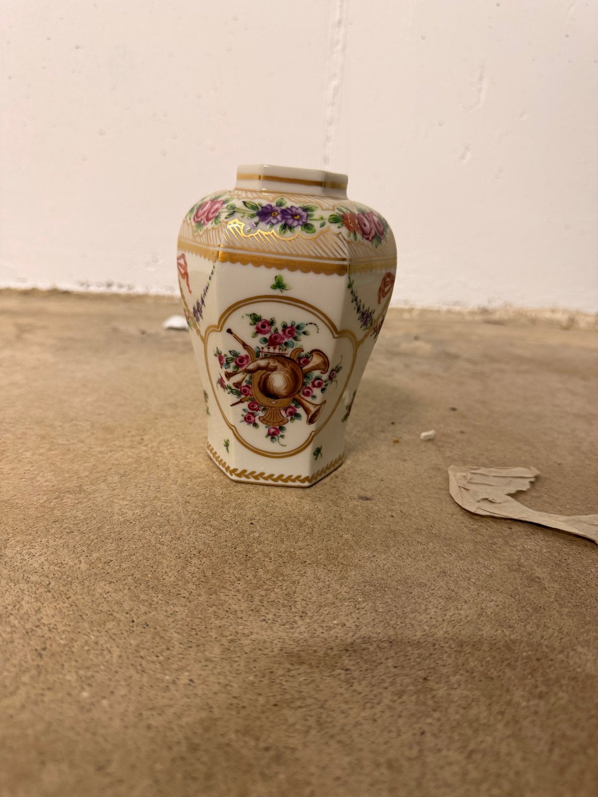 Antieke porseleinen vaas met bloemmotief geschilderd, Ophalen of Verzenden