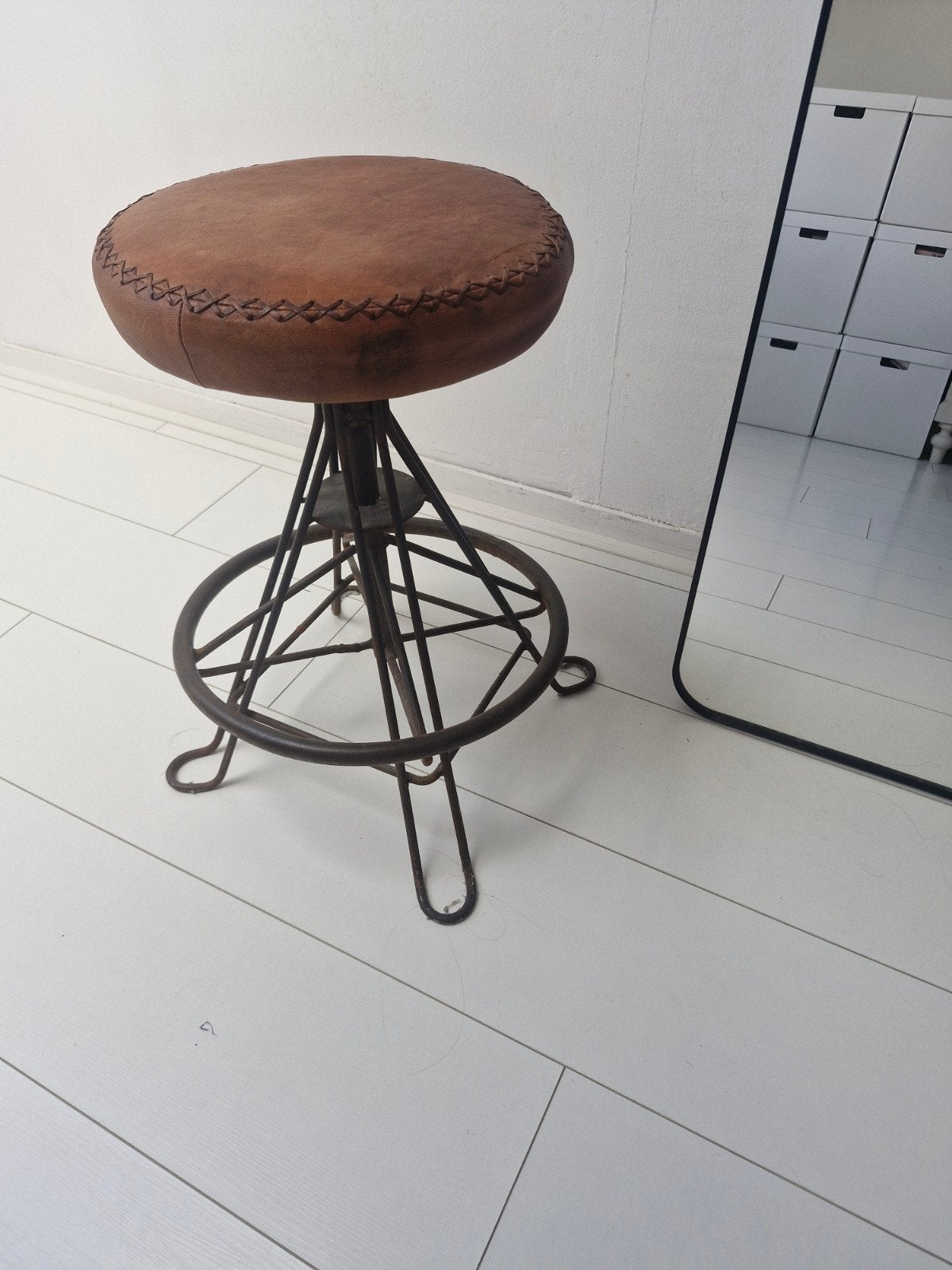 Vintage industriële kruk met leren zitting, Huis en Inrichting, Ophalen, Gebruikt, 60 tot 90 cm, 1 kruk