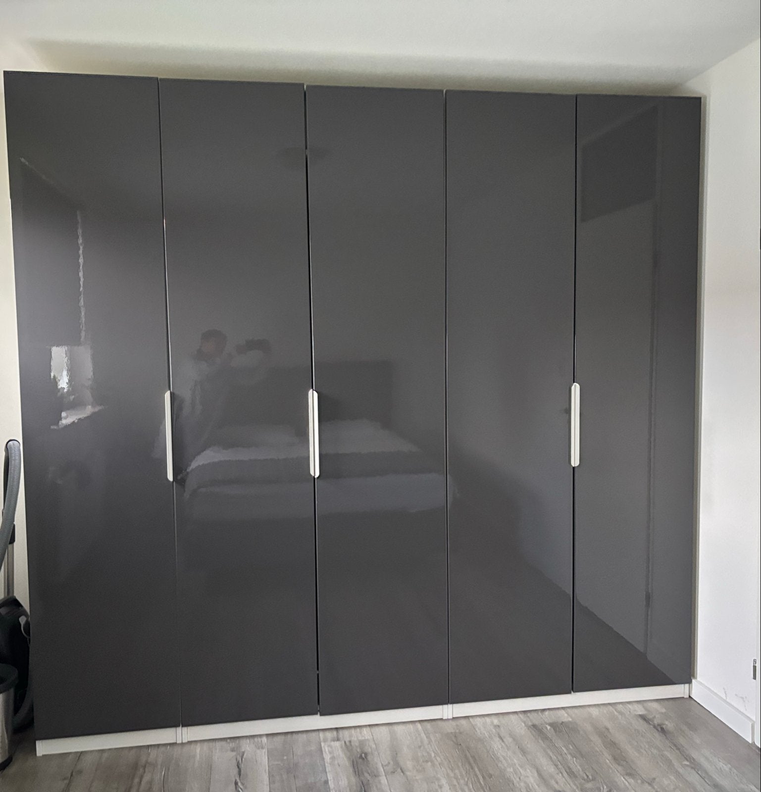 Grote kledingkast met hoogglans deuren en veel opbergruimte, Overige materialen, 200 cm of meer, Ophalen of Verzenden, Zo goed als nieuw