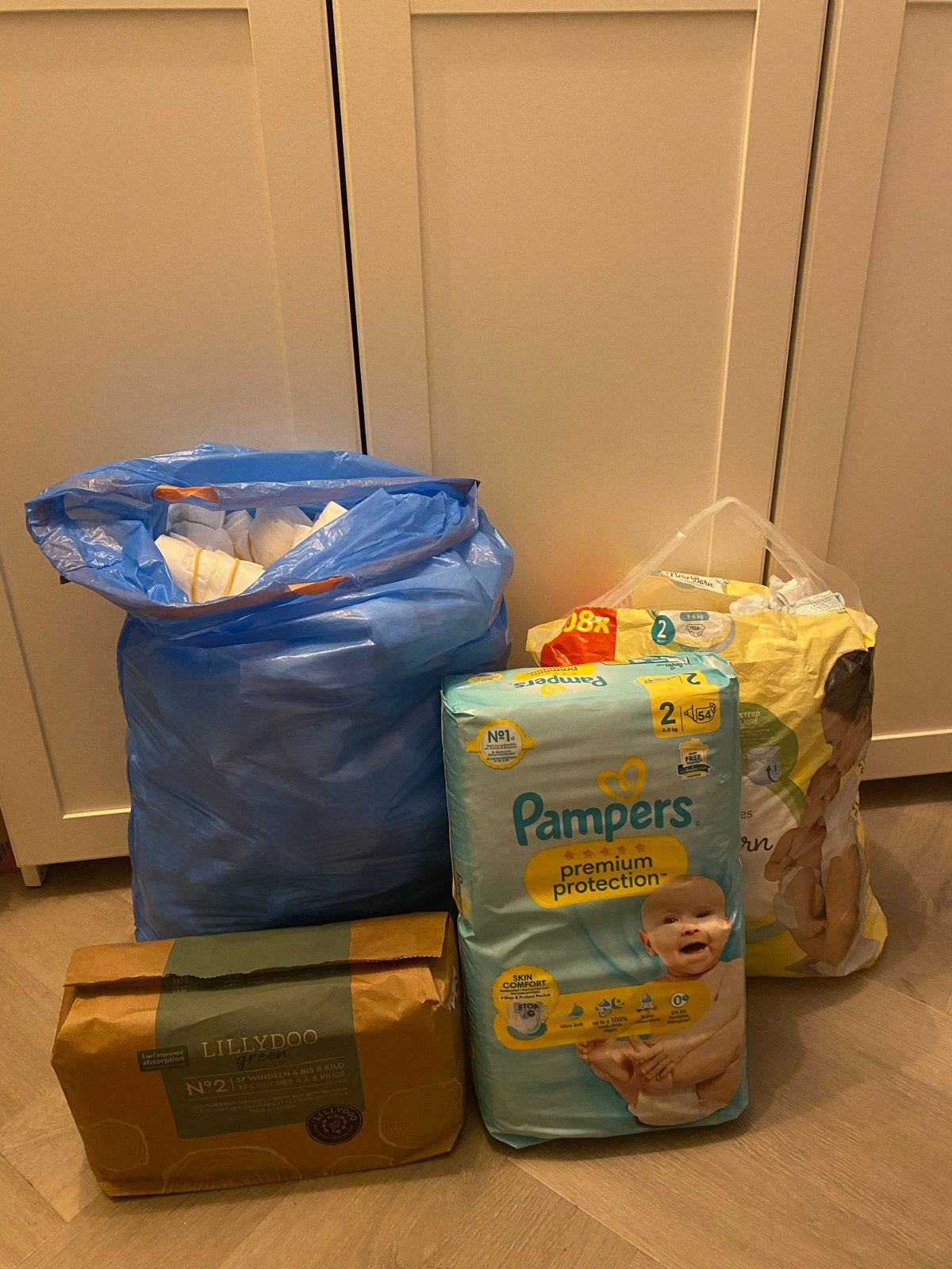 302 Luiers Maat 2: Kruidvat, Pampers & Lillydoo Green, Ophalen of Verzenden, Zo goed als nieuw