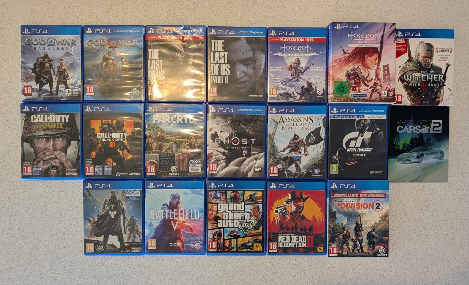 Foto 5 van PS4 Pro 1TB + 2 Controllers + 19 Games