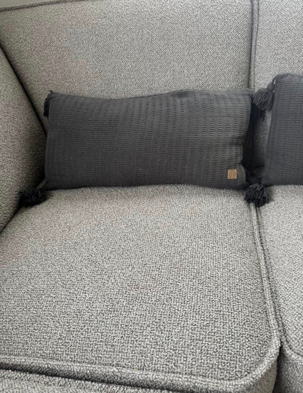 Twee keer grijze Zusss kussen met kwastjes, Huis en Inrichting, Woonaccessoires | Kussens, Wasbaar, Zusss, Ophalen of Verzenden