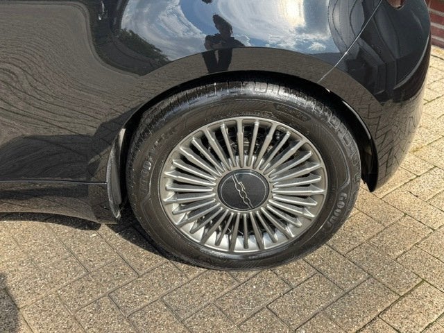 Fiat 500 e Icon 42 kWh *carplay *cruise *climate *keyless, Auto's, Stof, Gebruikt, 4 stoelen, Zwart