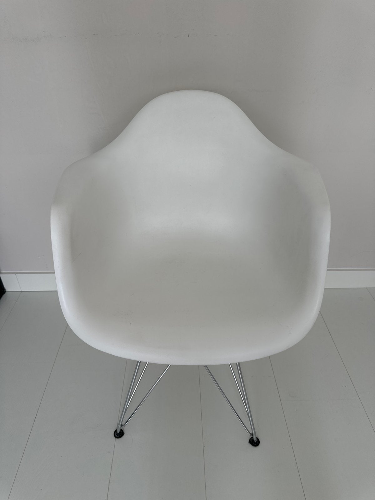 Witte stoel met metalen onderstel, Huis en Inrichting, Stoelen, Ophalen, Kunststof, Gebruikt, Wit
