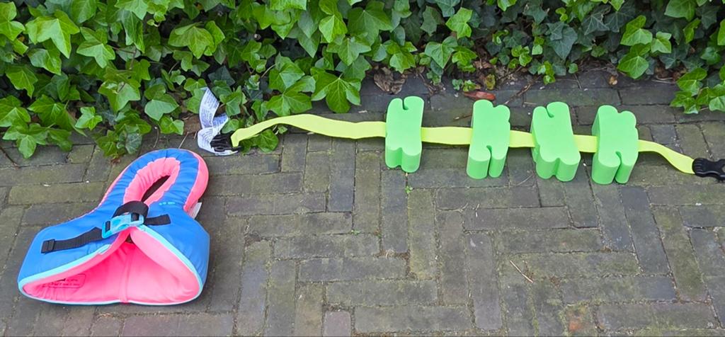 Babyzwembandjes en zwemvest 25-35 kg, Watersport en Boten, Watersportkleding, Ophalen, Zo goed als nieuw