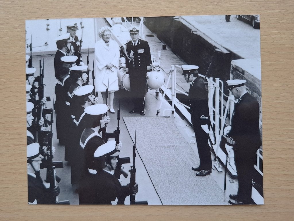 Foto Marine: Hr Ms de Ruyter - overdracht met Juliana 1976, Verzamelen, Verzenden, Marine, Nederland, Foto of Poster