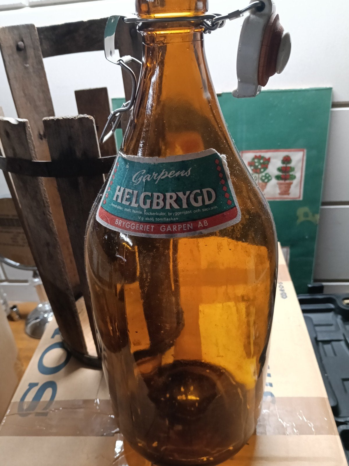 Vintage Garpen's Helgbrygd fles in houten houder, Ophalen