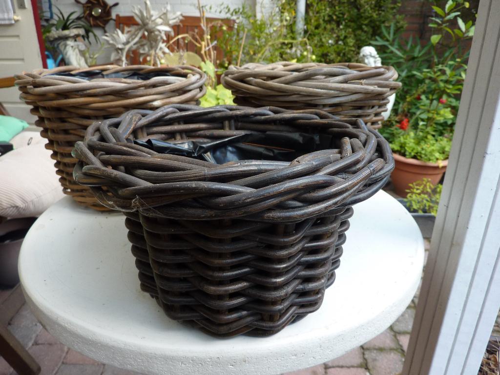 oude bloempot overpot riet, Overige materialen, Rond, Ophalen of Verzenden, Zo goed als nieuw