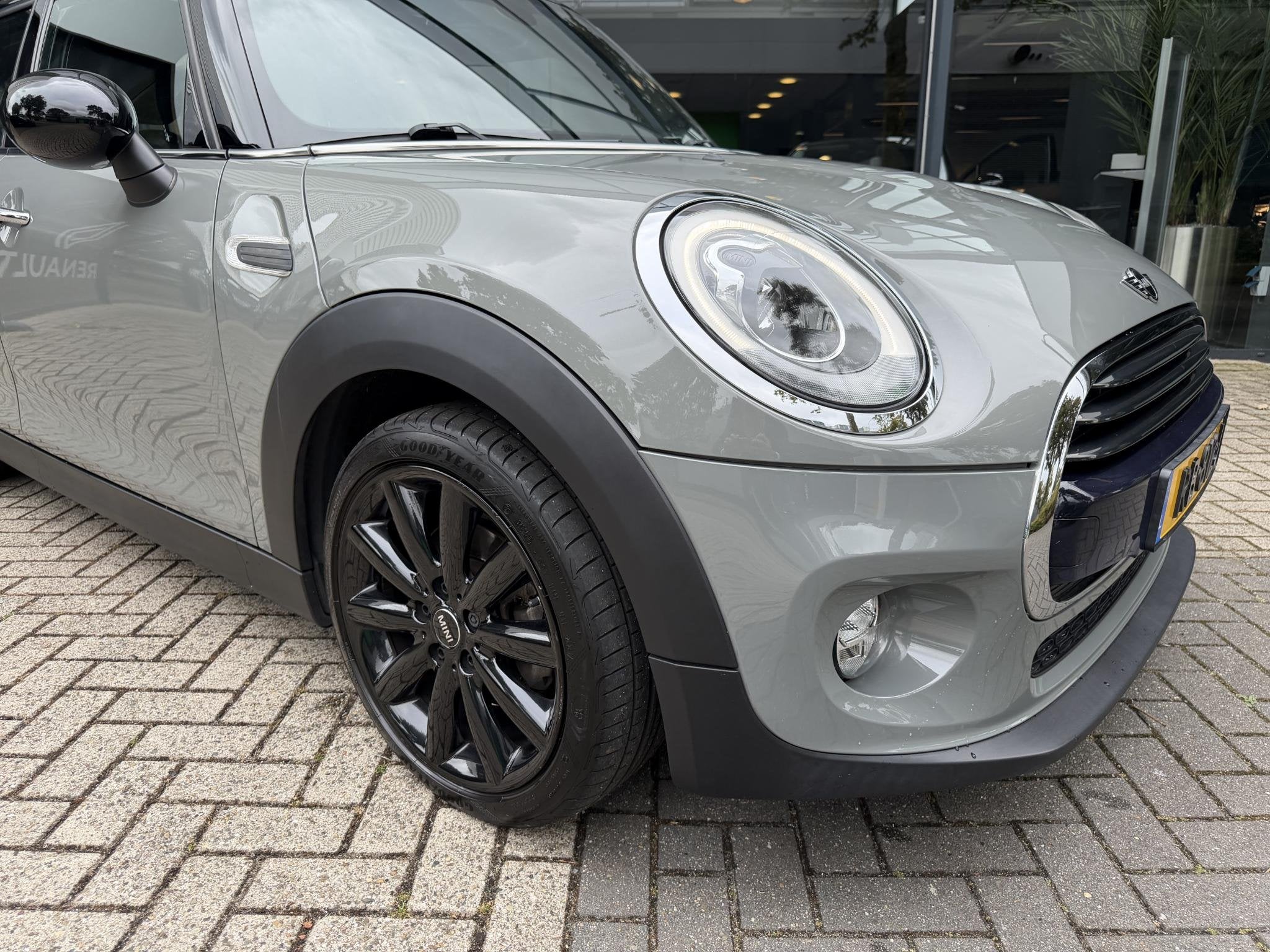 MINI 5-Deurs 1.5 Cooper 135 Chili Serious Business / NAVI /, 135 pk, Gebruikt, Leder en Stof, 49 €/maand
