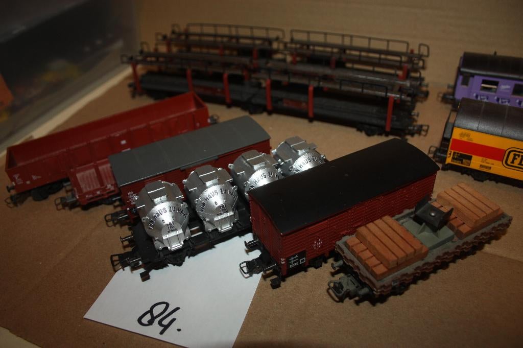 84)  10 diverse Fleischmann wagons (met beugelkoppelingen), Gebruikt, Gelijkstroom, Fleischmann, Wagon