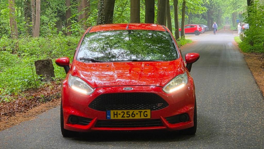 Ford Fiësta 1.6 Ecoboost 134KW/182PK 3D 2015 Rood, 1596 cc, Zwart, 4 cilinders, 49 €/maand