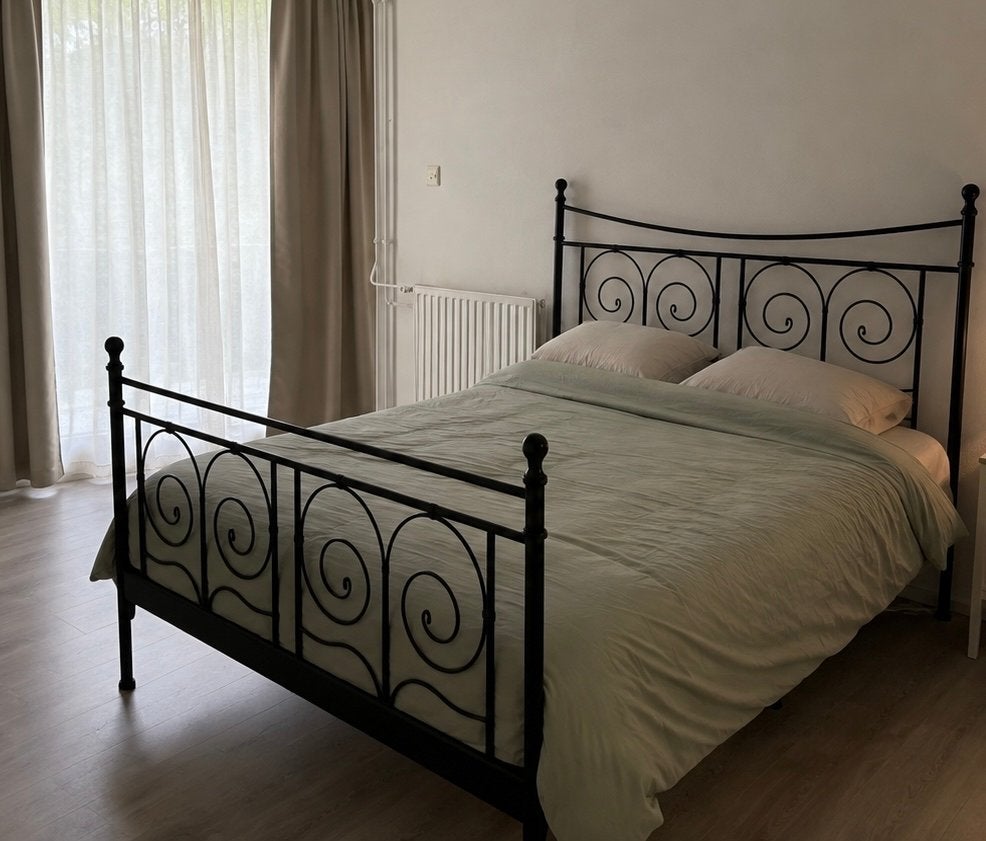 IKEA NORESUND (180x200 cm) + matrassen en lattenbodem, Huis en Inrichting, Ophalen, Gebruikt, Zwart, Tweepersoons