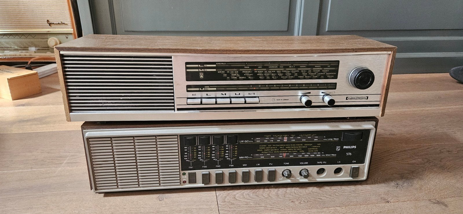2 Oude Radio's: Grundig en Philips Vintage Modellen, Audio, Tv en Foto, Radio's, Ophalen of Verzenden, Gebruikt, Radio