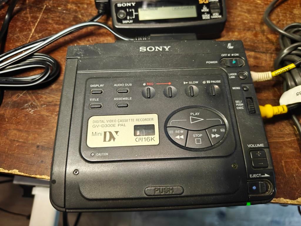 Sony GV-D300E MiniDV Recorder – Met netadapter, Ophalen of Verzenden