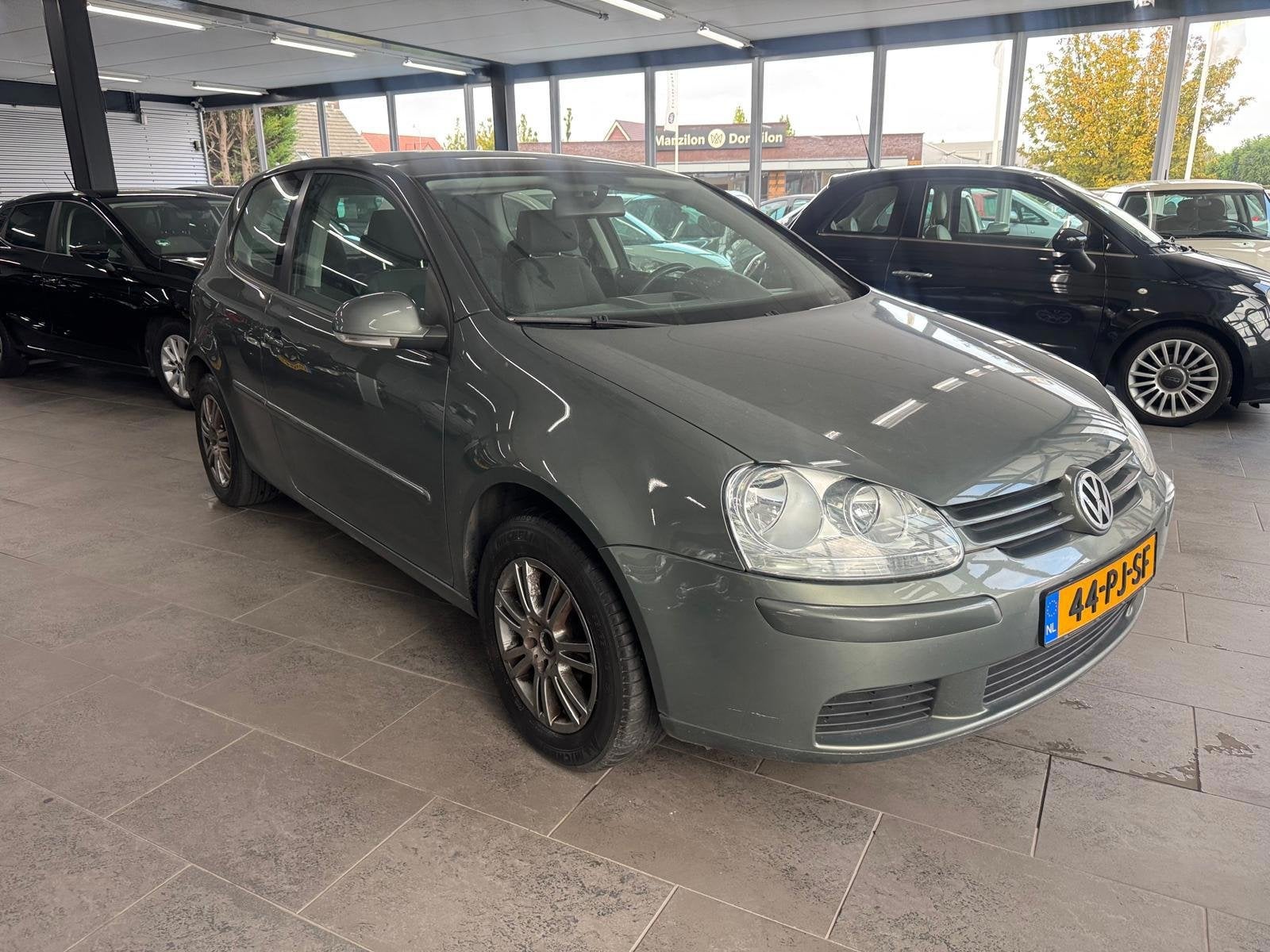 Volkswagen Golf 1.6 FSI Trendline navigatie lm-velgen elektr, Auto's, Voorwielaandrijving, Gebruikt, 4 cilinders, Origineel Nederlands