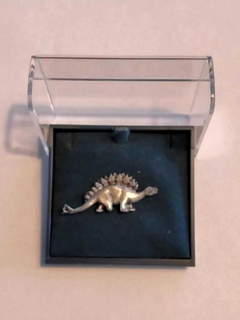 Stegosaurus Dino Dinosaurus pin zilverkleurig, Verzamelen, Speldjes, Pins en Buttons, Verzenden, Zo goed als nieuw