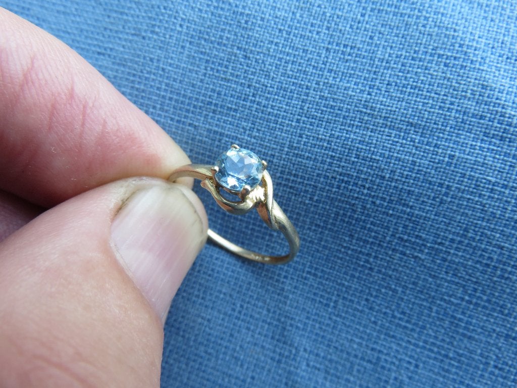 Ring in 9 karaat goud met licht blauwe steen, Ophalen of Verzenden, Zo goed als nieuw, 17 tot 18, Dame