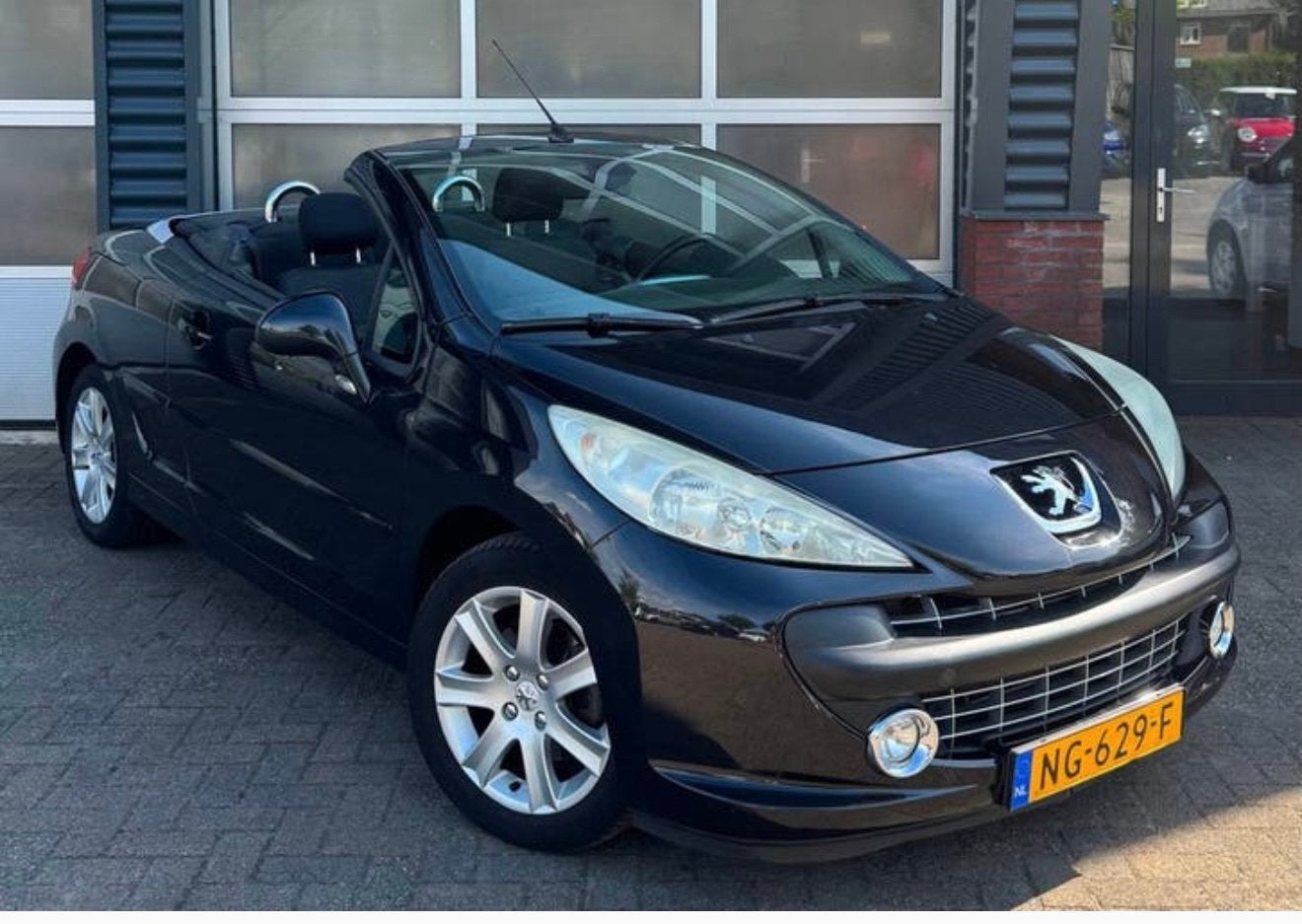 Peugeot 207 1.6 16V CC 88KW 2008 Zwart, Auto's, Voorwielaandrijving, 15 km/l, 4 cilinders, Cabriolet