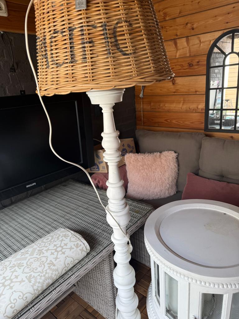 Witte staande lamp met rieten kap en bijzettafel, Ophalen of Verzenden, Zo goed als nieuw, Hout, 150 tot 200 cm