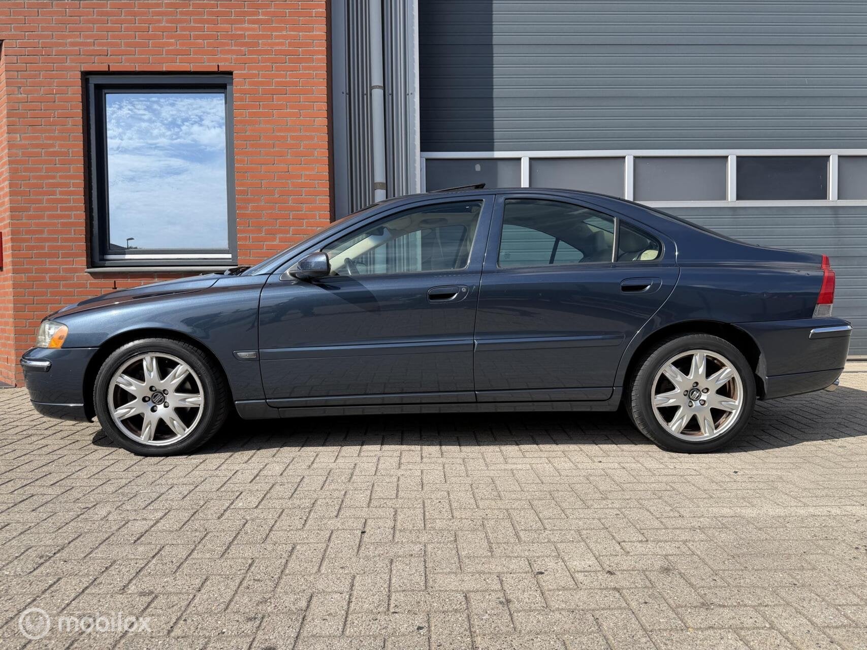 Volvo S60 2.5T Summum Geartr. Facelift - schuifdak - orig NL, Auto's, Gebruikt, Beige, Blauw, S60