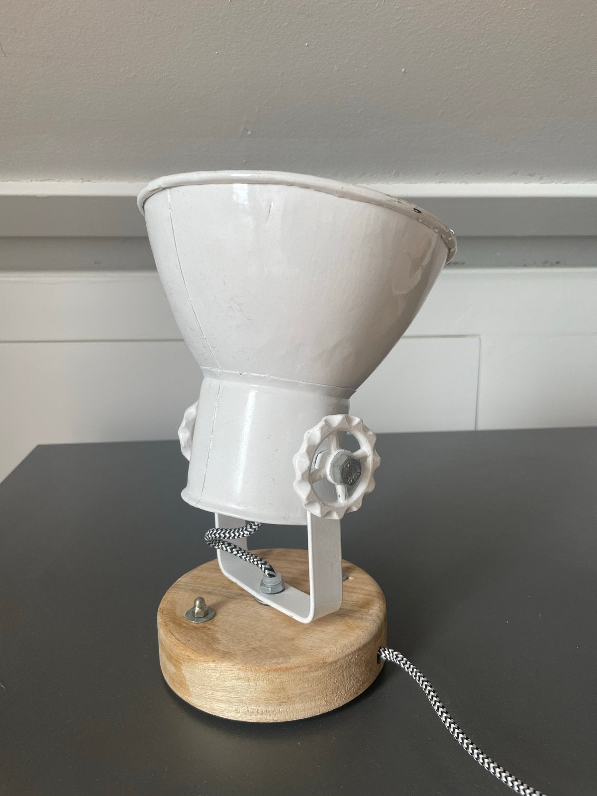 2 stuks Wandlamp met stekker - Wit, industrieel design, Huis en Inrichting, Lampen | Wandlampen, Met snoer/stekker, Gebruikt, Hout