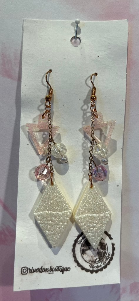 Handgemaakte epoxy oorbellen wit met roze, Sieraden, Tassen en Uiterlijk, Oorbellen, Overige materialen, Hangers, Wit, Nieuw